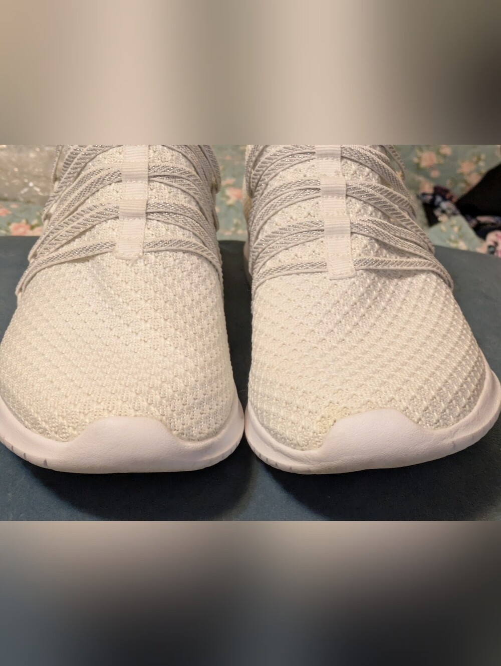 Skechers White & Cream Slip-On Sneakers. Size 8 - Picture 4 of 10